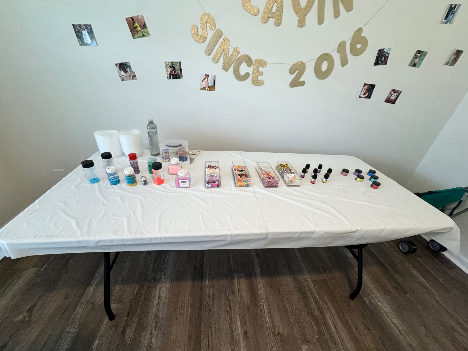 Mix-in station with beads, sprinkles and pigments